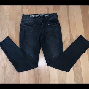 BLACK ZIPPER JEANS
